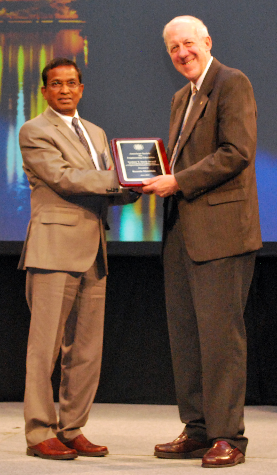 Ramulu Mamidala accepting ASEE award