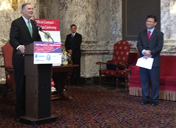 WA Gov. Jay Inslee honors Jae-Hyun Chung during a licensing ceremony involving the UW start-up Nano Facture and KNR systems.