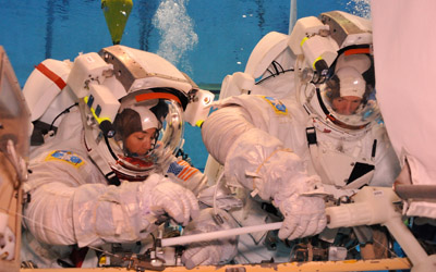 Heide Stefanyshyn-Piper and Glenn Piper in space suits under water