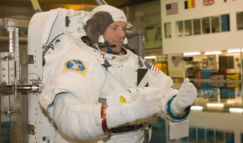 Glenn Piper working under water