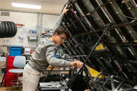 Person lifts the hatch to a car