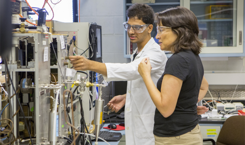 alumna Tami Bond in lab with researcher